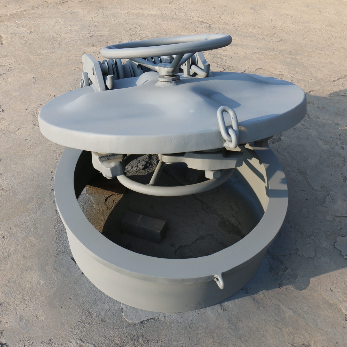 quick acting watertight hatch cover786468.jpg quick acting watertight hatch cover.jpg